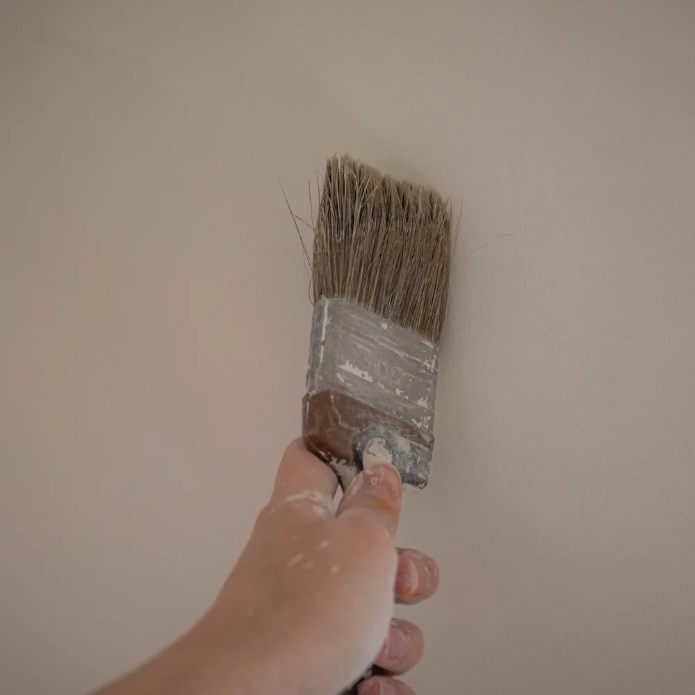 Finition au pinceau le long d'une boiserie.