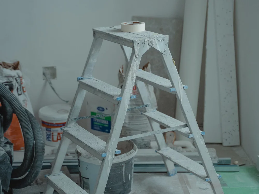 Pièce en cours de rénovation, murs préparés avant la mise en peinture.